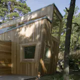 Built entirely of wood, this cabin in the forest of Ingarö was constructed in close collaboration with local builders and local woodworking companies and was inspired by its sylvan setting.
