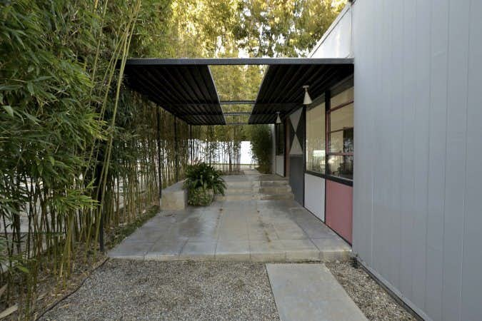 Charles Eames와 Eero Saarinen은 Eames House 옆에 Entenza House를 디자인했습니다.<BR>