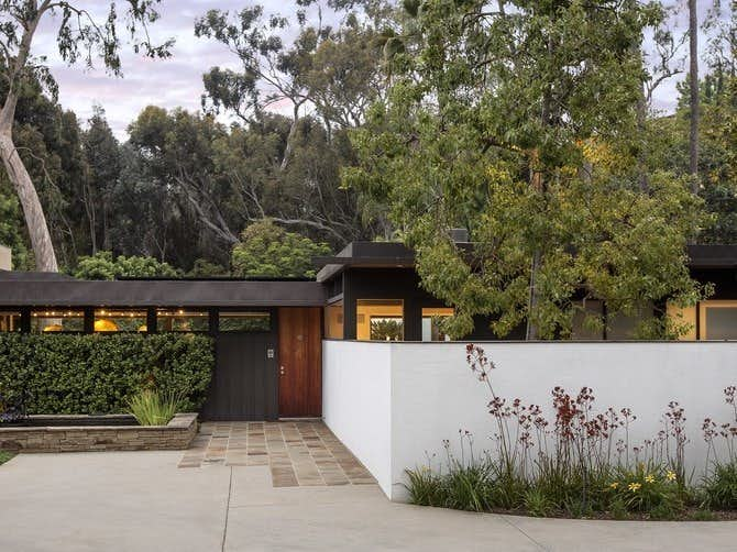 Richard Neutra가 건축한 유일한 사례 연구 주택 디자인은 Pacific Palisades에 있는 Bailey House입니다.<BR>