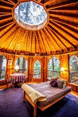 The rotunda bedroom features a skylight and a distinctly Pacific Northwest forest vibe.&nbsp;