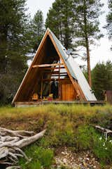 The Far Meadow A-frame by designer Heinz Legler, located about an hour’s drive from Yosemite, California, as featured in Boutique Homes: Handpicked Vacation Rentals&nbsp;(Avedition, 2017).