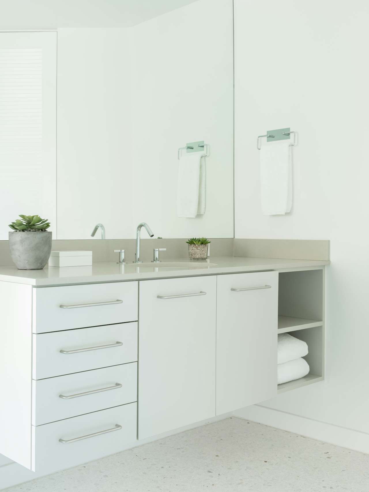 Photo 15 of 19 in Own William Krisel's Palm Springs Pod House For 2.5M