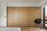 The streamlined wardrobe panels are also finished in oak.&nbsp;