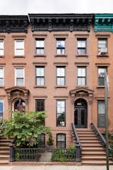 Located at the intersection of Park Slope, Boerum Hill, and Prospect Heights, the area offers easy access to an abundance of restaurants, cafes, and shops, including The Brooklyn Academy of Music, Barclay's Arena, and Prospect Park.