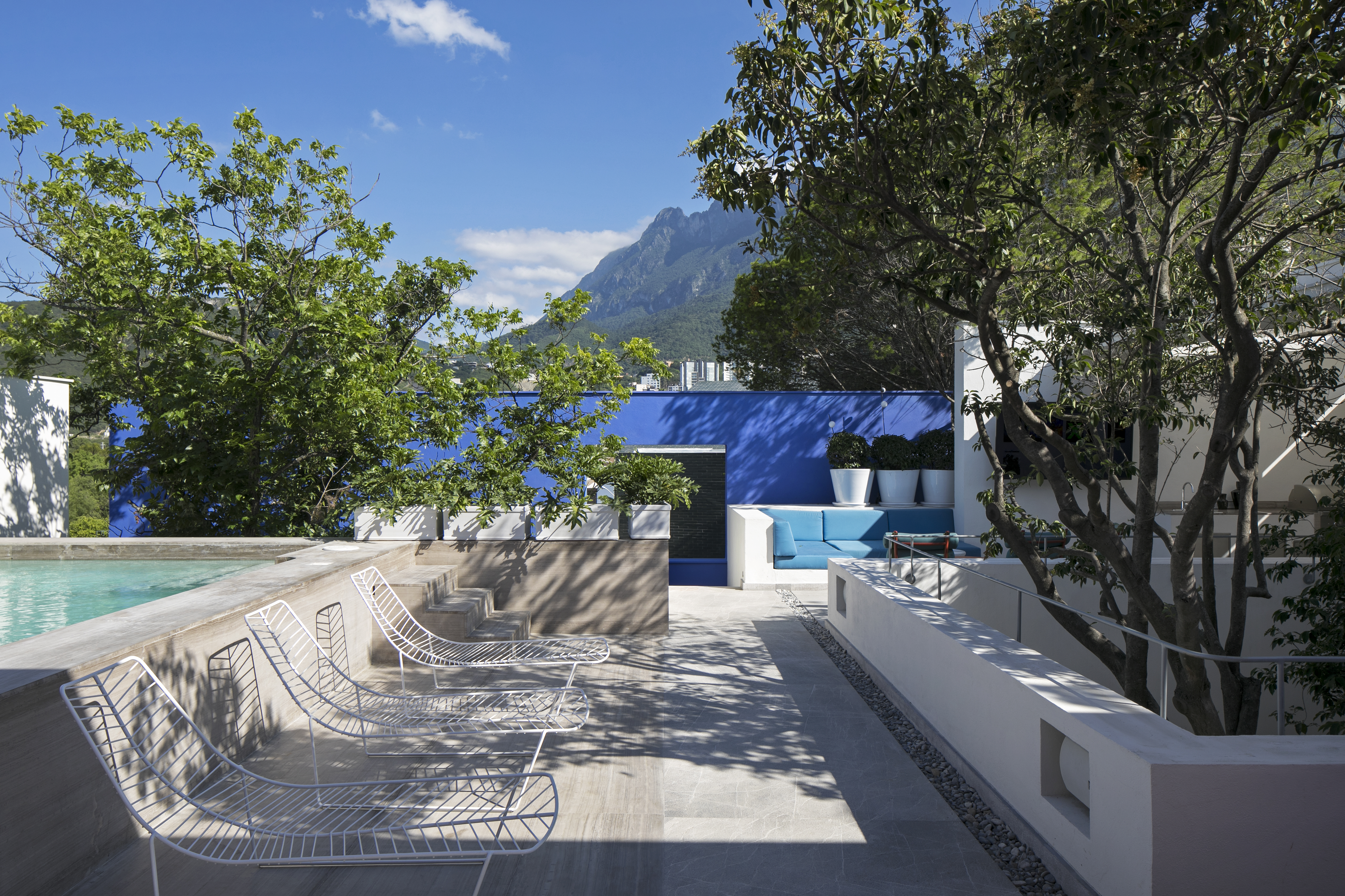 A Bright Mexican Home Brilliantly Weaves Nature Into its Design