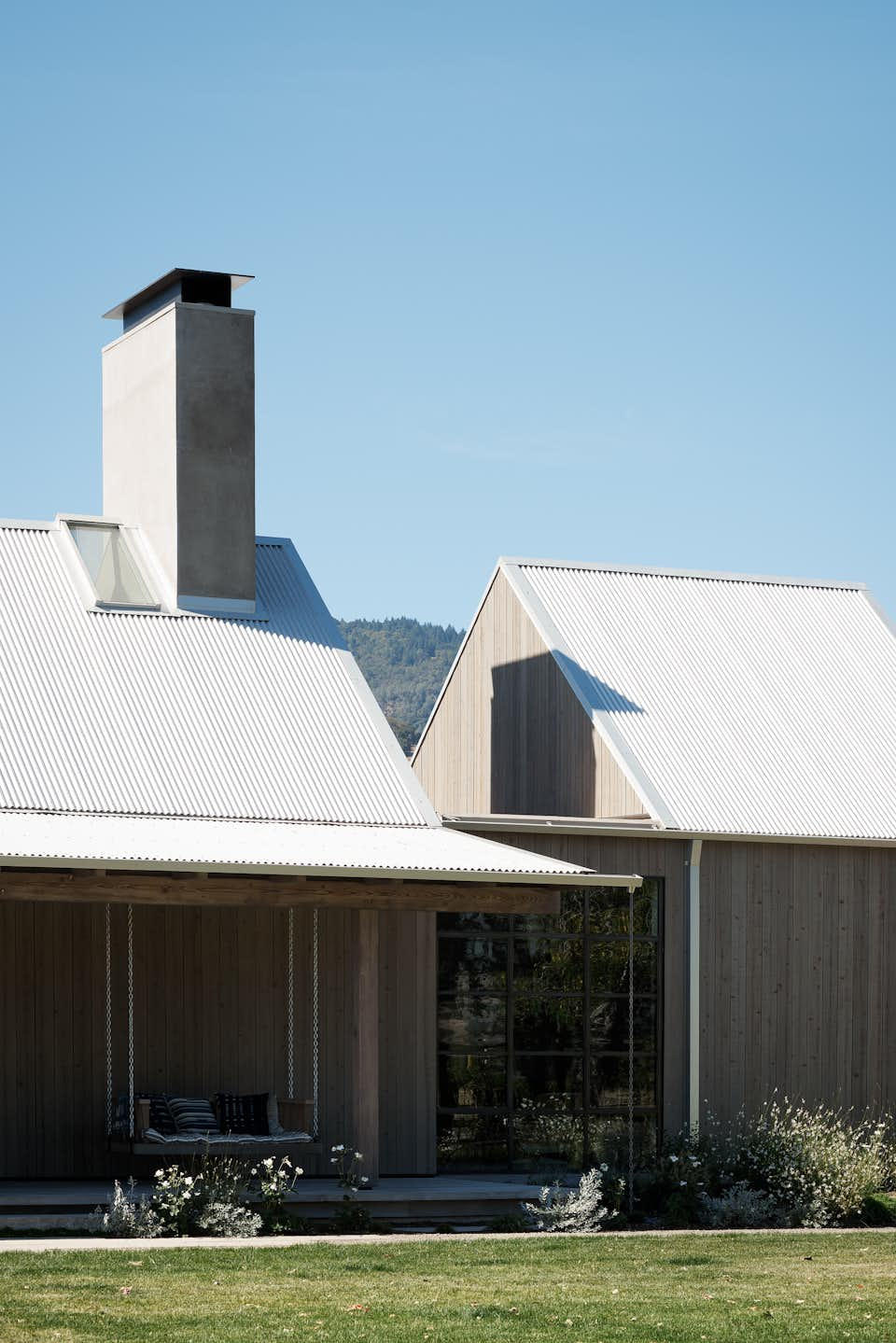 Photo 4 of 13 in A Barn-Inspired, Modern Retreat Is Knitted Into Napa ...