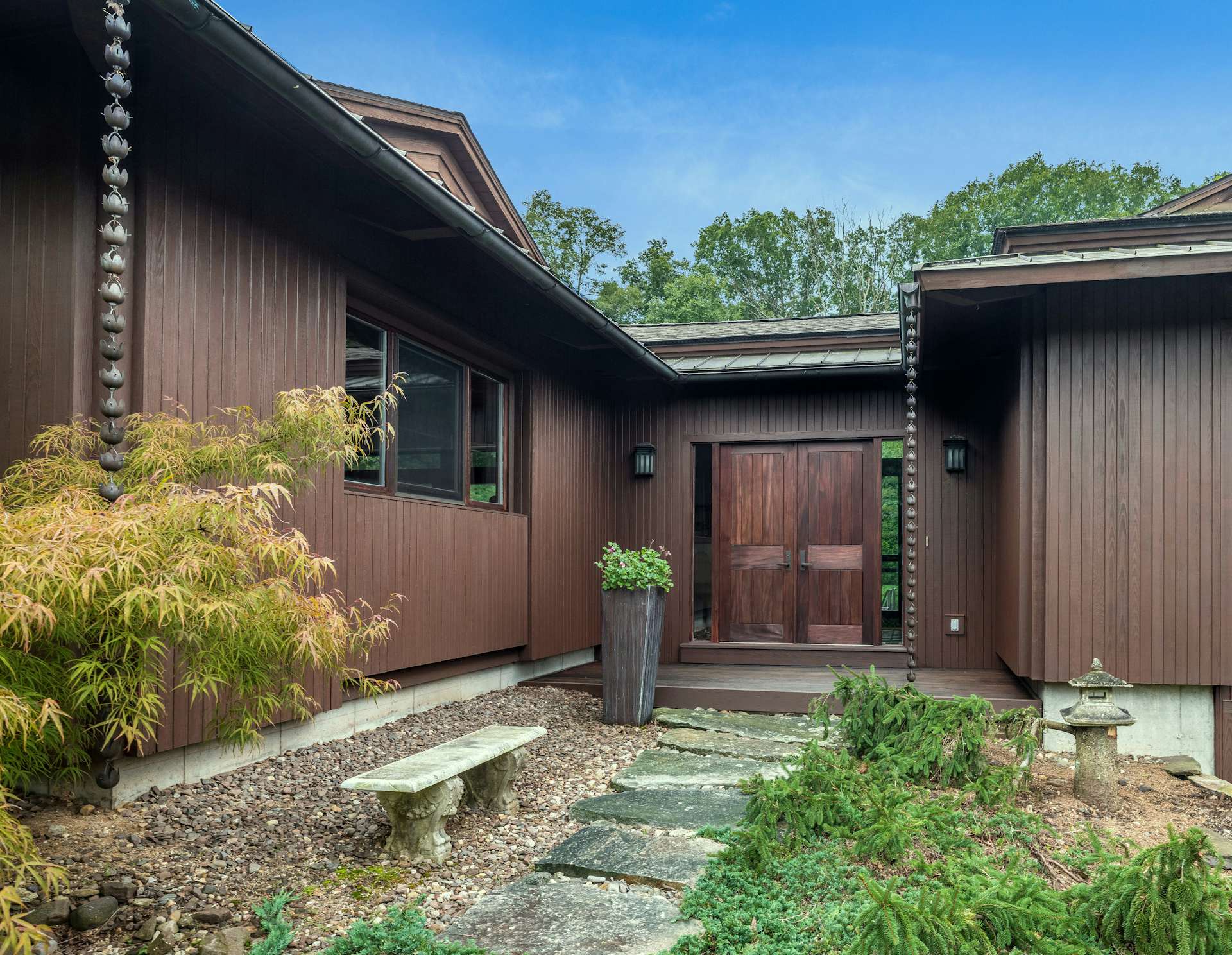 Photo 3 of 16 in A Midcentury-Inspired Post-and-Beam Home Hits the ...