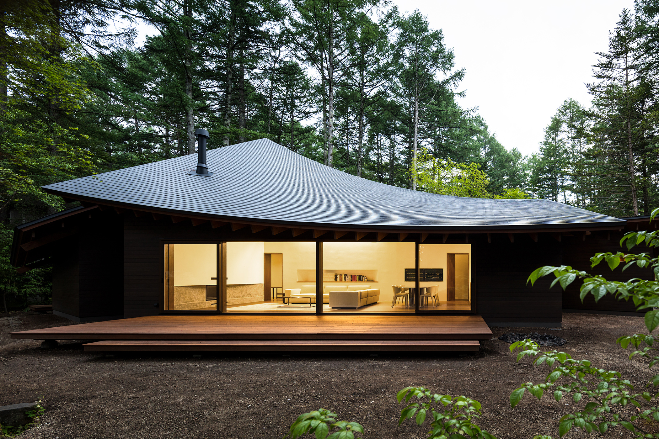 Variant Leaves 風音堂 This Serene Japanese Retreat's Overlapping Roofs Look Like Fallen