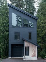 Oliver and Sara Fritsch’s Mount Hood getaway—not far from Mount Hood Meadows, one of the largest ski resorts in Oregon—is tall and skinny, reminiscent of the canal houses in Amsterdam, where the Fritsch family lived for three years. Also notable is the facade, painted in a custom shade of soft black. Inside, the house is arranged in a reverse layout, with the open living space located at the top.