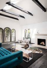 Síol Studios modified the existing fireplace with a new plaster mantle and an apron of hand-painted terra-cotta tiles.