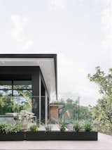 Outside, the glass border almost disappears, so as not to interfere with the architecture of the home. “It’s a full glass panel that meets all safety codes with planters at the bottom for added warmth and dimension,” explains Uzcategui.