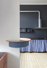 A table top-like breakfast bar designed by Otten is inserted in the wall to divide and connect the spaces.&nbsp;&nbsp;