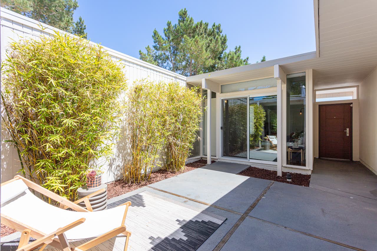Sequoyah Hills Eichler Home by Claude Oakland Dwell