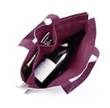 HORIZONTAL WINE TOTE
Horizontal wine tote carries one bottle with three side pockets for small food items and accessories. Makes the perfect gift or casual picnic.