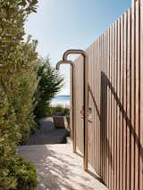 Outdoor and Side Yard  Photo 14 of 16 in Surf House by Feldman Architecture