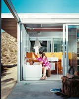 
#iThouse #Pioneertown #JoshuaTree #Desert #DesertBuild #Extremes #DrivenbyExtremes #Prefab #Hot #Dry #DesertLandscape 

Photo courtesy of Gregg Segal
