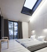 The bedrooms are placed on opposite ends of the cabin, each equipped with sliding doors that lead to the netted terrace. Above, skylights offer additional views of the stars.