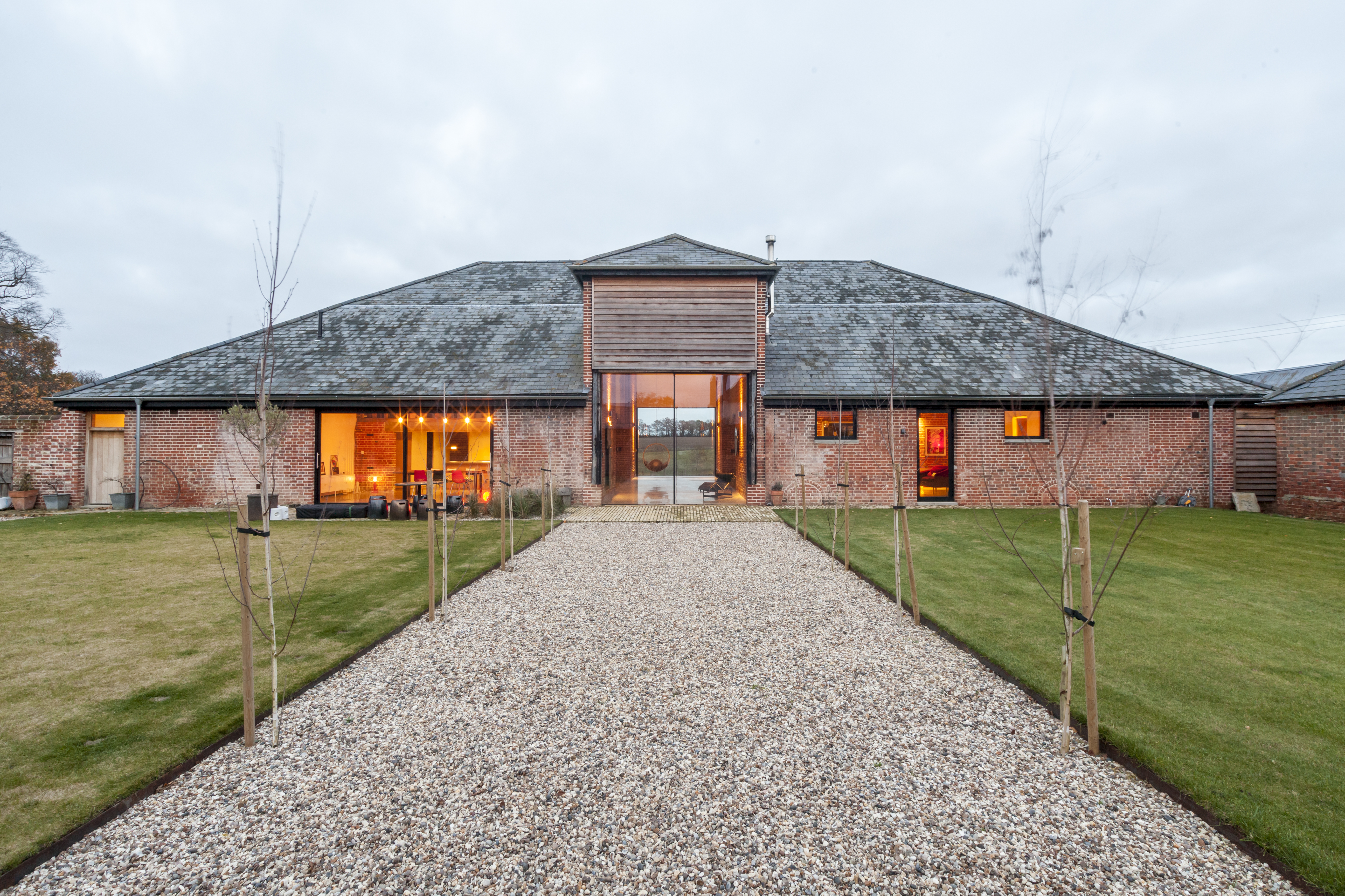 This Converted Barn In The English Countryside Stays True To Its ...