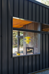 A Lean Cabin in Washington Dismantles the Indoor/Outdoor Divide - Photo 8 of 9 - 