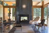 A Lean Cabin in Washington Dismantles the Indoor/Outdoor Divide - Photo 4 of 9 - 