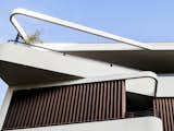 The scissor balconies of the back elevation are angled to offer side views while maintaining the building’s rear alignment with the neighbouring properties. The Council thought but resisted the tempation to emacitate the elevation by cutting it back to a flat façade. Sydney City Council is a design intelligent council, a rare thing in that level of authority.
© Justin Alexander