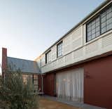 Full height sliding doors are concealed in the wall cavities, the courtyard can be part of the internal family room, only the light curtains veil the two connected spaces.
© Edward Birch