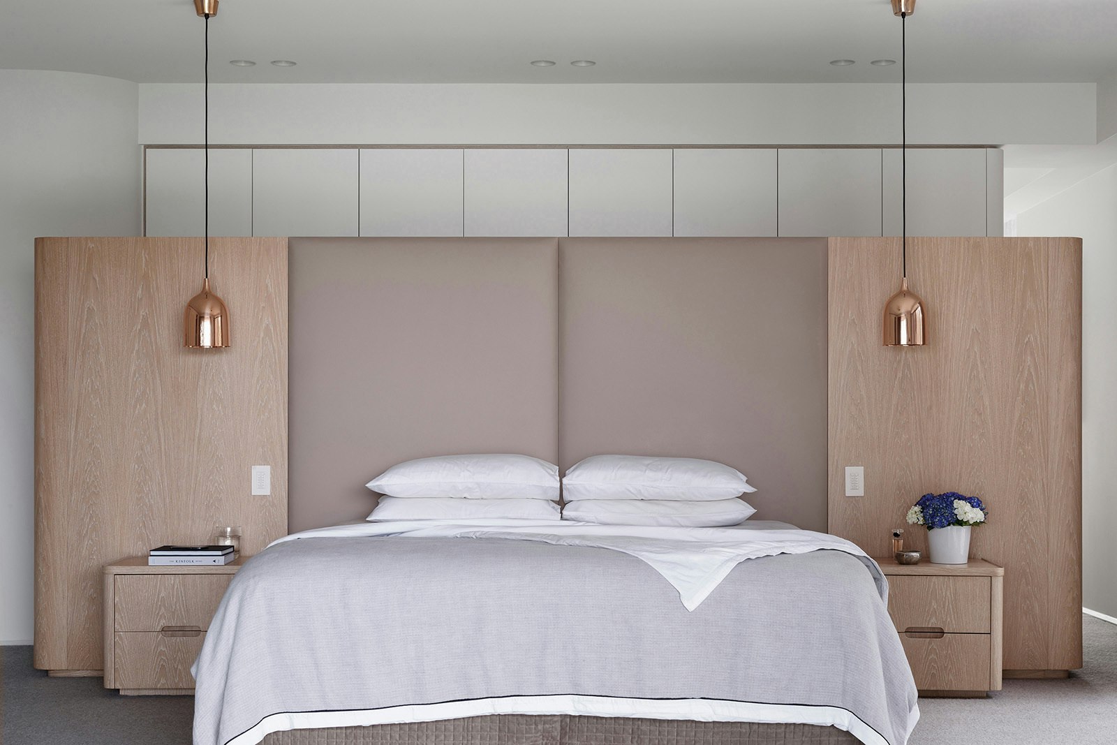 Light bedroom design with unexpected vault mirror ceiling and