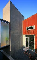 Exterior, House Building Type, Glass Siding Material, Metal Siding Material, Flat RoofLine, and Stucco Siding Material  Photo 4 of 15 in Sunrise House by buchanan architecture