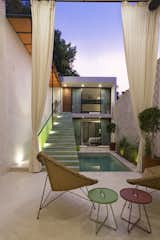 The patio is the prefect conector of the old and new architecture