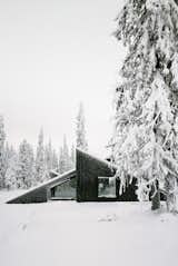 Architect Håkon Matre Aasarød, partner at Oslo studio Vardehaugen Architects, led the design of Cabin Vindheim—an off-grid cabin deep in the alpine landscape near Lillehammer, Norway.