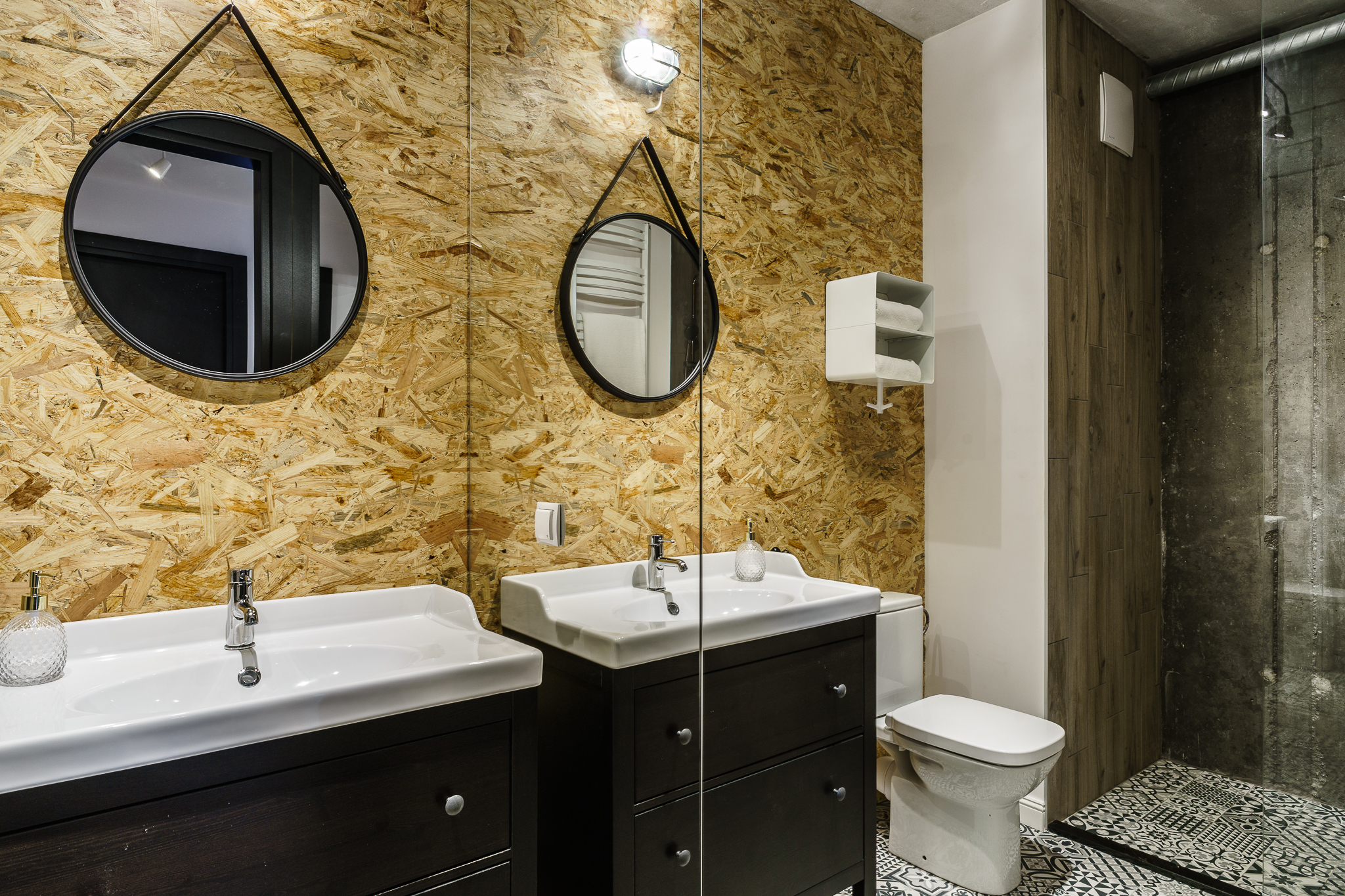 В приморском городе Гданьск, Польша, была отремонтирована квартира с ванной, облицованной бетоном и OSB. OSB добавляет декоративный элемент, и перед установкой он был гидроизолирован, чтобы подготовить его к влажной среде.