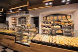 The aroma of fresh bread, huge ovens and old worn-out baking sheets made it clear to the architects that the fusion of tradition and modern design in the answer.
