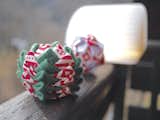 Fabric Christmas ornament DIY : https://clemaroundthecorner.com/2015/10/30/diy-boule-de-noel-en-tissu/