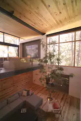 El uso de materiales de la region y no materiales prefabricados fué la base del diseño. 