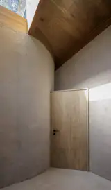 <span style="font-family: Theinhardt, -apple-system, BlinkMacSystemFont, "Segoe UI", Roboto, Oxygen-Sans, Ubuntu, Cantarell, "Helvetica Neue", sans-serif;">At first, the architects and owners entertained a polished concrete, but then opted for a raw texture, adding warmth to the home. </span>