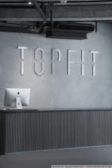 TOP FIT by studio KRAKHOF
TOP FIT Hong Kong is a refined industrial space providing a stage for work-out. Stainless steel, concrete, stone and wood are the basic ingredients. 