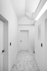 Except for main spaces composing the apartment such as the bedroom, living room, and dining room, we used white paint in additional spaces such as the restroom and windows to make it look like a single space.