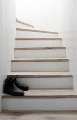 Stairs with wooden treads. Strandwood House by Kilian Piltz and Wolgang Warnkross. © Edzard Piltz.

upinteriors.com/go/sph210  Pat’s Saves from Favorites