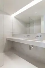 Marble wet room. Apartment MR by PHDD Arquitectos. © Francisco Nogueira.

upinteriors.com/go/sph260