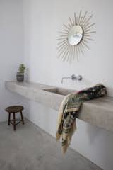 Floating concrete countertop. Maison Kamari by React Architects. © Damien De Medeiros.

upinteriors.com/go/sph140