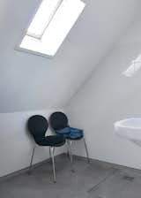 Bathroom with Butterfly-chairs by DOM.