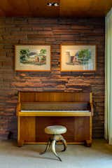 One of many custom extravagances isan upright piano that Victor Hornbeinconvinced Steinway &amp; Sons to manufactureusing veneers specified for thehouse. Hanging above are watercolorsthat Hornbein himself painted, elegantlyrendering his architectural vision. Anaccomplished artist as well as architect,Hornbein executed large murals aroundDenver under the tutelage of legendarymuralist Allen Tupper True.