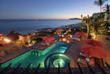 Resort-caliber grounds are primed for grand-scale entertaining.