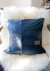 Lasso Abode x Veneer Designs Reclaimed Denim Pillows 
Denim + Sheepskin allways GOOD!
www.veneerdesigns.com/shop