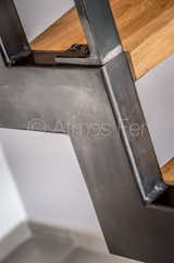 Cet escalier donne accès à l’étage sur une vaste mezzanine à partir du salon.
C’est un escalier  quart tournant rayonnant à doubles limons crémaillères sans contremarches. Sa ligne architecturale est marquée. Les marches en chêne massif de 4 cm d’épaisseur ajoutent de la présence à cet escalier qui 
Se veut être un élément du décor au même titre qu’un meuble.
  Photo 9 of 15 in Escalier limons crémaillère métal & bois. by Atmos.FER