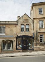 In the heart of the historic town of Wiltshire in Bradford on Avon is an apartment in a 19th-century building that was refurbished and designed by Ian Hill. The ground-floor commercial space was combined with a cozy first-floor studio apartment.&nbsp;