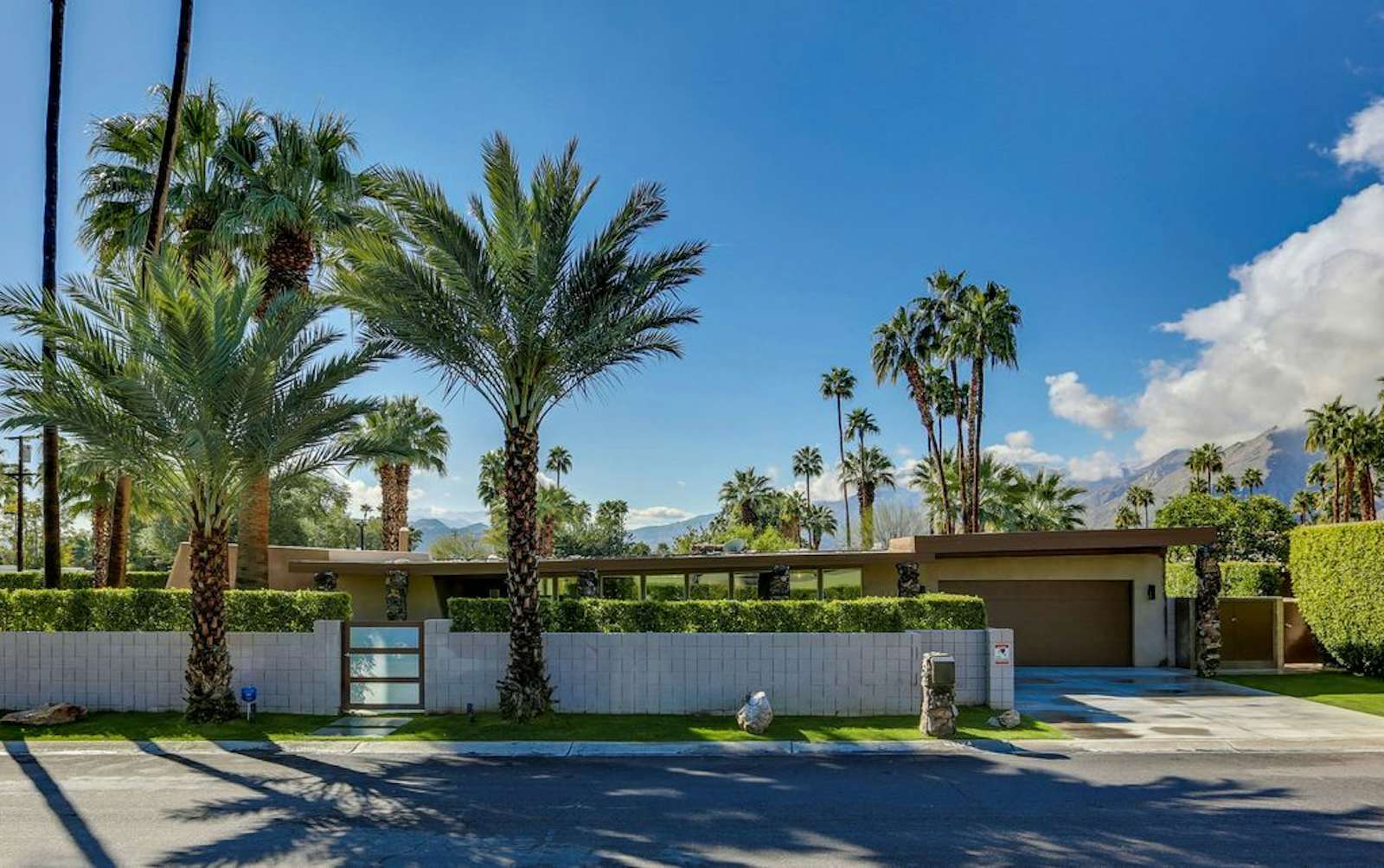 8 MidcenturyModern Vacation Homes You Can Rent in Palm Springs Dwell
