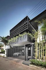 102 Potted Olive Plants Cover the Facade of This Bangkok Home - Photo 9 of 11 - 