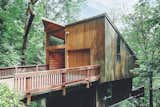 Designed by architect James G. Tropfenbaum in 1979, this tree house in Portland’s heavily forested West Hills has been updated with modern interiors and is now available for rent through Airbnb.&nbsp;&nbsp;