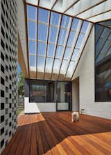 A New Hip Roof Rejuvenates a California-Style Bungalow in Melbourne - Photo 5 of 12 - 